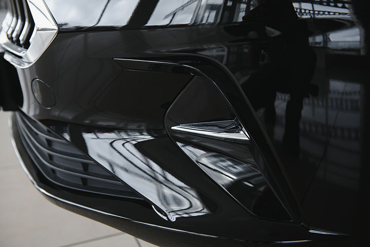 Aracınızın En Hassas Noktası: Piano Black Parçalar Neden Çizilir ve Nasıl Korunur? | Sirius Car Design