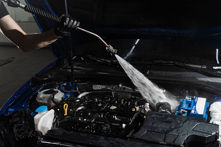 Motor Yıkamak Zararlı Mı? Lüks Araçlarda Beyin Yakmayan Güvenli Motor Temizliği | Sirius Car Design